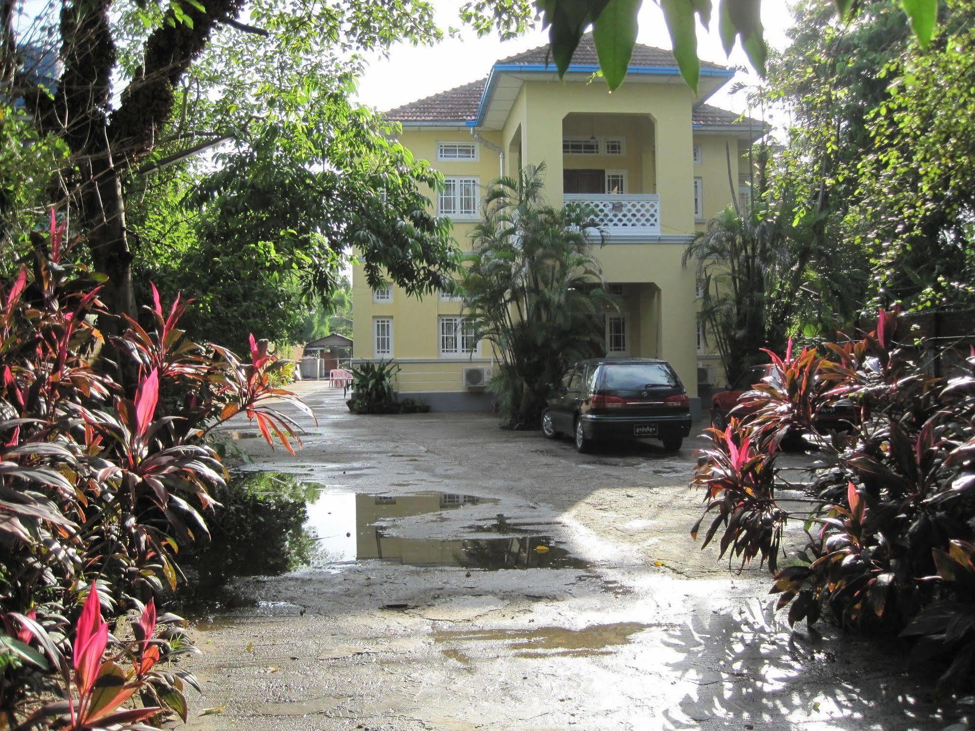 Golden Guest Inn Yangon Extérieur photo