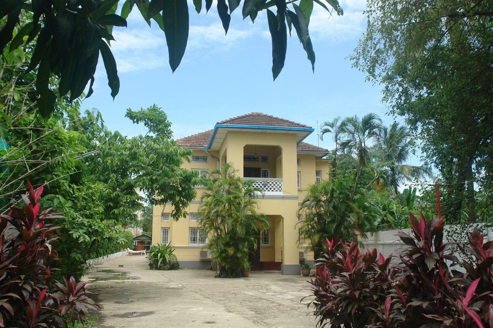 Golden Guest Inn Yangon Extérieur photo