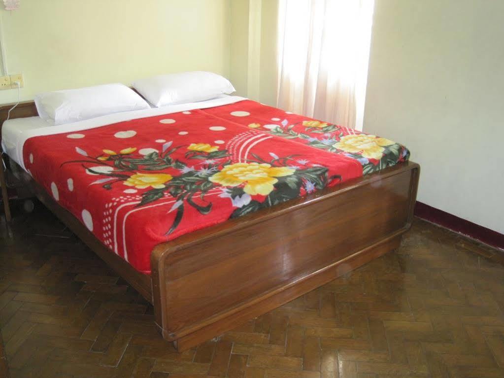 Golden Guest Inn Yangon Extérieur photo