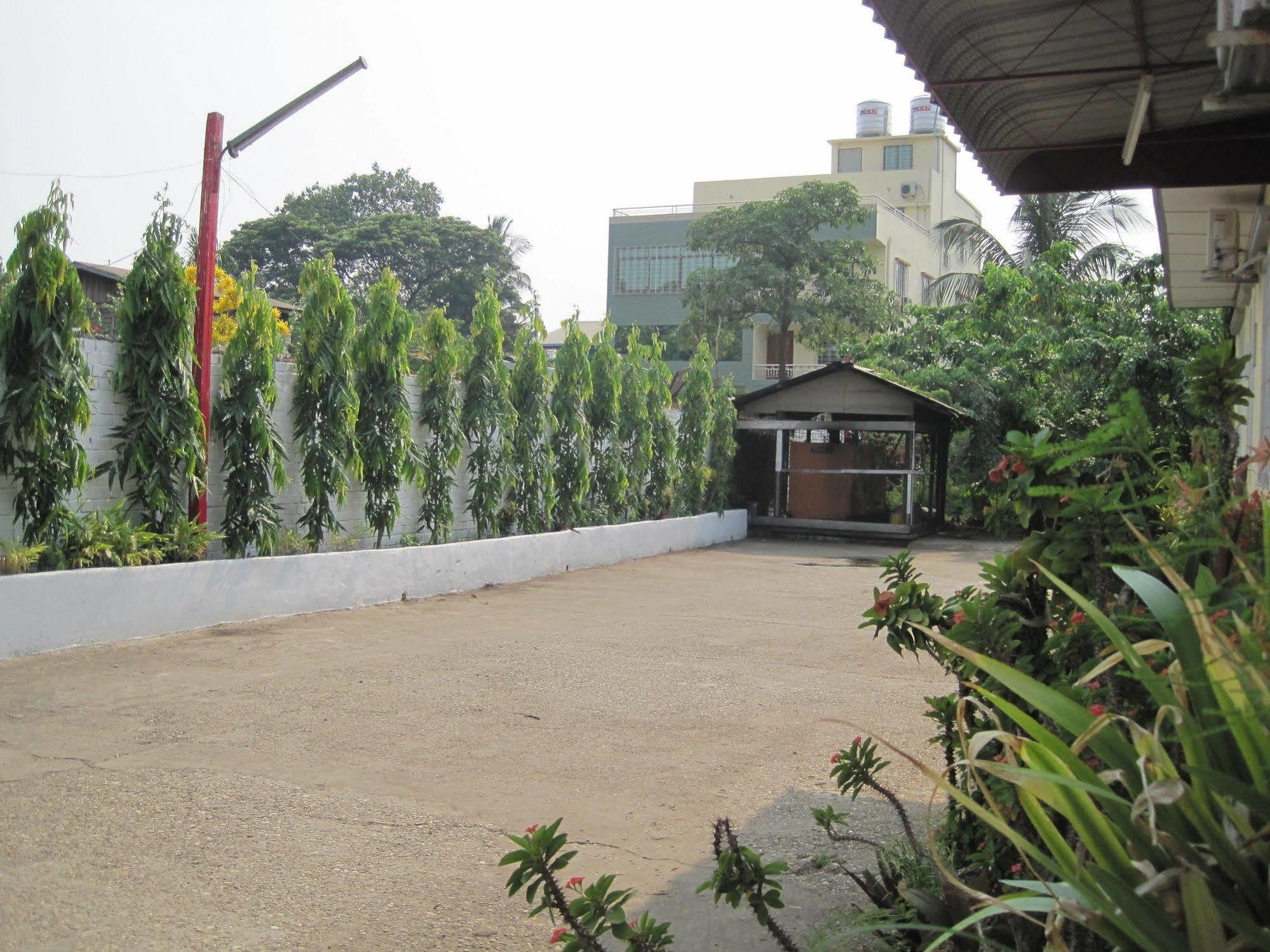 Golden Guest Inn Yangon Extérieur photo
